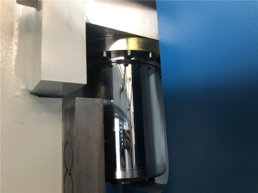 Prensa plegadora hidráulica CNC de 3+1 eixes con sistema ESA