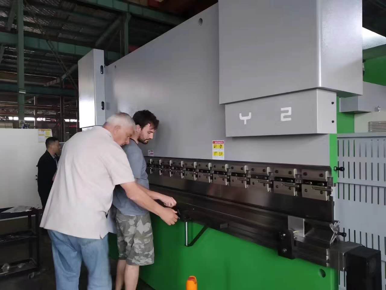 Máquina dobladora de chapas de aceiro metálica de 63 toneladas Freno hidráulico CNC de prensa para traballar metal